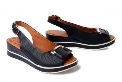 Artiker Relaks 58C0086 Czarny, sandały damskie. Czarne sandały damskie Artiker Relaks, bez wzorów, ze skóry, bez obcasa, na koturnie. Za 219.90 zł.