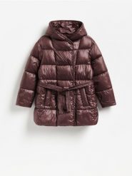 Pikowana kurtka z wiązaniem - mahoniowy. Brązowe kurtki damskie Reserved, l, bez wzorów, z tkaniny, bez kaptura. Za 299.99 zł.