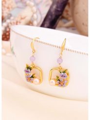 L'Atelier de Gaia Pozłacane kolczyki z perłami rozmiar: onesize. Różowe kolczyki damskie L'Atelier de Gaia, z perłą, pozłacane, z zapięciem typu bigiel. Za 60.99 zł.