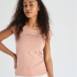T-shirt z napisem - Różowy. Czerwone t-shirty damskie Sinsay, l, bez wzorów, bez kołnierzyka. Za 9.99 zł.