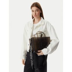 Torebka DKNY. Czarne torebki klasyczne damskie DKNY, bez wzorów, bez dodatków. Za 389.99 zł.