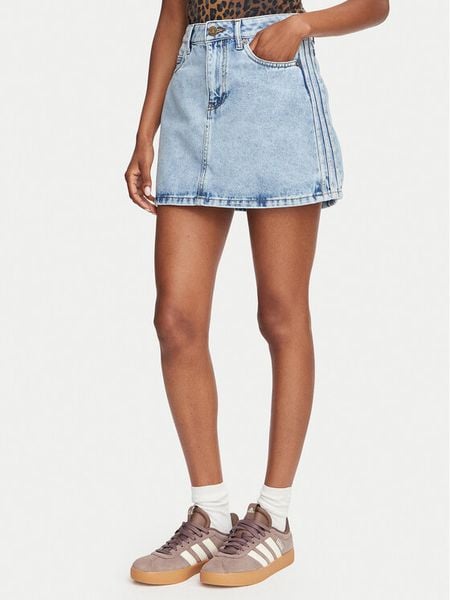 Adidas Spódnica jeansowa KQ6487 Niebieski jasny Regular Fit. Niebieskie spódniczki damskie Adidas, bez wzorów, z bawełny. Za 279.99 zł.