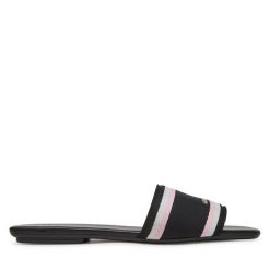 Klapki Armani Exchange. Czarne klapki damskie Armani Exchange, bez wzorów, bez obcasa. Za 539.99 zł.