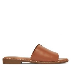 Klapki Lasocki. Brązowe klapki damskie Lasocki, bez wzorów, bez obcasa. Za 139.99 zł.