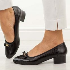 Czarne ażurowe czółenka damskie na obcasie M.Daszyński Sa200-17. Czarne czółenka damskie M.Daszyński, z aplikacjami, z materiału, bez obcasa, na obcasie. Za 179.00 zł.