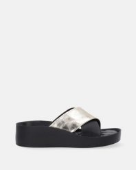 CZARNE KLAPKI DAMSKIE 1103 BLACK-GOLD. Czarne klapki damskie Venezia, bez wzorów, ze skóry, bez obcasa. Za 239.00 zł.