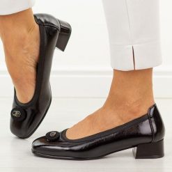 Czarne skórzane czółenka damskie na obcasie Vinceza 39980. Czarne czółenka damskie VINCEZA, z aplikacjami, z lakierowanej skóry, bez obcasa, na obcasie. Za 199.00 zł.