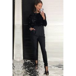 Kombinezon TALLY BLACK. Czarne kombinezony damskie Kombinezon TALLY BLACK, l, bez wzorów, bez kołnierzyka, bez ramiączek. W wyprzedaży za 129.00 zł.
