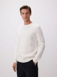 Sweter ze strukturalnej dzianiny - biały. Białe swetry męskie Reserved, l, bez wzorów, z dzianiny, bez kołnierzyka. W wyprzedaży za 69.99 zł.