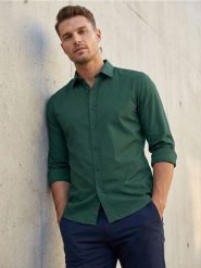 Gładka koszula basic - zielony. Zielone koszule męskie Sinsay, l, bez wzorów, bez kołnierzyka, bez ramiączek. Za 39.99 zł.