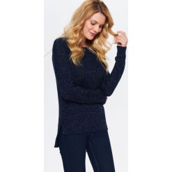 SWETER DŁUGI RĘKAW DAMSKI Z BŁYSZCZĄ NITKĄ. Niebieskie swetry klasyczne damskie TOP SECRET, na jesień, z dzianiny, bez kołnierzyka. W wyprzedaży za 39.99 zł.