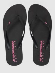 Japonki damskie 4F 4FRSS26FFLIF223. Czarne klapki damskie 4f, bez wzorów, z gumy, bez obcasa. Za 49.99 zł.