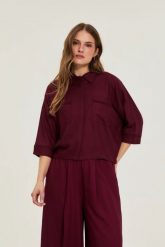 Koszula z wiskozy burgundowa. Czerwone koszule damskie MOODO, l, bez wzorów, z wiskozy, bez kołnierzyka, bez ramiączek. Za 119.99 zł.