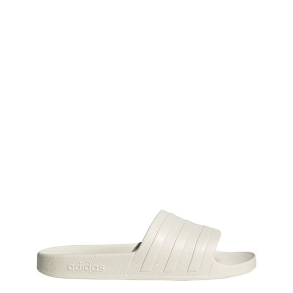 Klapki adilette Aqua. Białe klapki damskie Adidas, bez wzorów, bez obcasa. Za 99.95 zł.
