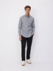 Bawełniana koszula slim fit - granatowy. Niebieskie koszule męskie Reserved, l, bez wzorów, z bawełny, bez kołnierzyka, bez ramiączek. W wyprzedaży za 89.99 zł.