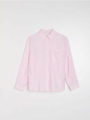 Koszula oversize w pionowe paski, z wiskozą - różowy. Czerwone koszule damskie Sinsay, l, bez wzorów, z wiskozy, bez kołnierzyka, bez ramiączek. Za 39.99 zł.