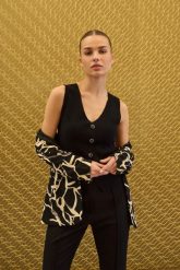 Dzianinowa kamizelka czarna. Czarne kamizelki damskie MOODO, l, z dzianiny. Za 99.99 zł.