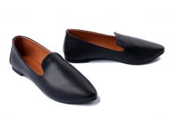 PIAZZA 830024-01 schwarz, półbuty damskie. Czarne półbuty damskie Piazza, bez wzorów, ze skóry, bez obcasa. Za 319.90 zł.
