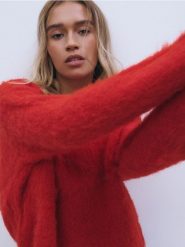 Sweter z domieszką wełny - czerwony. Czerwone swetry klasyczne damskie Reserved, l, z dzianiny, bez kołnierzyka. W wyprzedaży za 139.99 zł.