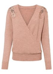 Sweter z koronkową wstawką. Czerwone swetry klasyczne damskie bonprix, z koronki, bez kołnierzyka. Za 114.99 zł.
