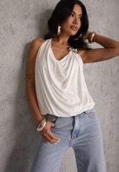 Biały Marszczony Top Halter z Łańcuszkiem i Kwiatem Przy Dekolcie Idivanna. Białe topy damskie Renee, m, bez wzorów, z jeansu, bez kołnierzyka. Za 109.99 zł.