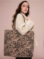 Torba na zamek we wzór w panterkę - wielobarwny. Torebki klasyczne damskie Sinsay, bez wzorów, bez dodatków. Za 29.99 zł.