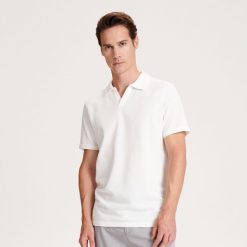 Koszulka polo regular fit - biały. Białe koszulki polo męskie Reserved, l, bez wzorów, z bawełny, bez ramiączek. Za 69.99 zł.