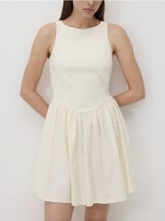 Sukienka z kokardą - kremowy. Białe sukienki damskie Reserved, l, bez wzorów, z dzianiny, bez kołnierzyka, bez ramiączek, rozkloszowane. Za 119.99 zł.