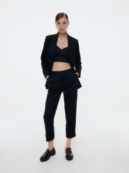 Spodnie z wiskozą - czarny. Czarne spodnie materiałowe damskie Reserved, bez wzorów, z tkaniny. W wyprzedaży za 49.99 zł.