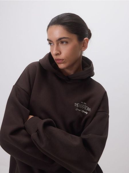 Bluza z haftowanym napisem - ciemnobrązowy. Brązowe bluzy bez kaptura damskie Reserved, l, z bawełny. Za 119.99 zł.