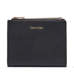 Portfel Calvin Klein. Czarne portfele damskie CALVIN KLEIN, bez wzorów. Za 245.99 zł.