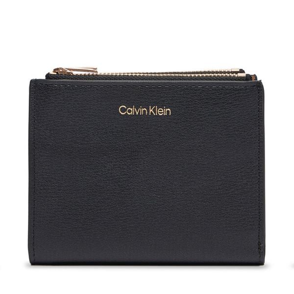 Portfel Calvin Klein. Czarne portfele damskie CALVIN KLEIN, bez wzorów. Za 245.99 zł.