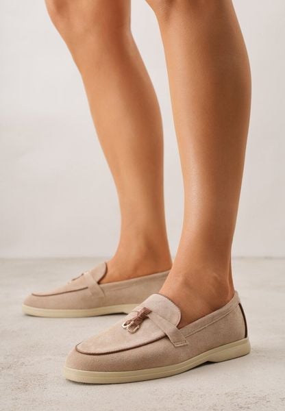 Ciemnobeżowe Mokasyny z Imitacji Zamszu Zdobione Aplikacją z Zawieszkami Peleg. Brązowe mokasyny damskie Born2be, z jeansu. Za 99.99 zł.