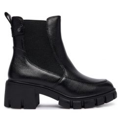 Botki Tamaris. Czarne botki damskie Tamaris, bez obcasa, na słupku, bez zapięcia. Za 449.99 zł.