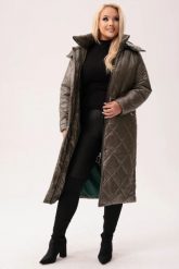 Pikowany płaszcz z kapturem Valentina w kolorze khaki - komfort i elegancja na chłodne dni PLUS SIZE XXL. Brązowe płaszcze damskie Moda Size Plus Iwanek, na zimę, plus size, bez wzorów, z materiału, eleganckie, plus size. W wyprzedaży za 379.90 zł.