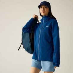 Damska wodoodporna kurtka turystyczna z kapturem Oklarna. Niebieskie kurtki damskie Regatta, bez wzorów, z materiału, z kapturem. W wyprzedaży za 429.99 zł.