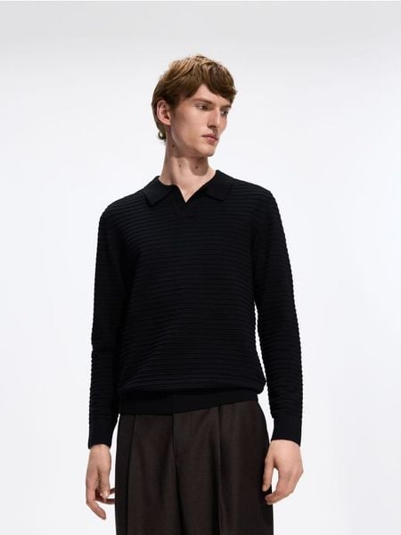 Strukturalny sweter polo - czarny. Czarne swetry męskie Reserved, l, bez wzorów, z dzianiny, bez kołnierzyka. Za 139.99 zł.