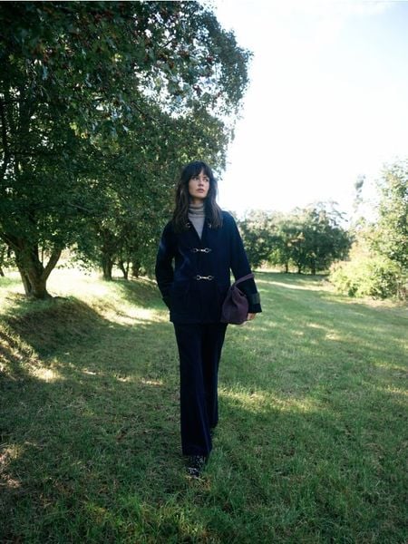 Sztruksowe spodnie straight - granatowy. Niebieskie spodnie materiałowe damskie Reserved, bez wzorów, ze sztruksu. Za 199.99 zł.