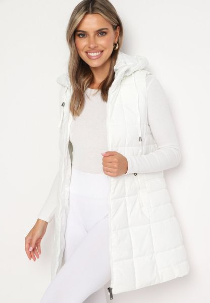 Biała Pikowana Kamizelka z Odpinanym Kapturem i Kieszeniami na Suwak Anoria. Białe kamizelki damskie Born2be, l, z jeansu. Za 79.99 zł.