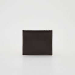 Skórzany portfel - ciemnobrązowy. Brązowe portfele męskie Reserved, bez wzorów. W wyprzedaży za 65.99 zł.