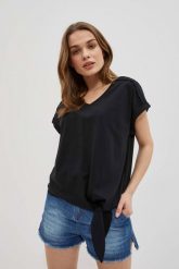 T-shirt z wiązaniem czarny. Czarne t-shirty damskie MOODO, bez wzorów, z bawełny, bez kołnierzyka. W wyprzedaży za 29.99 zł.