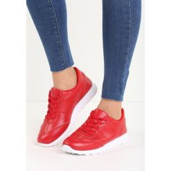 Czerwone Buty Sportowe Top Secret. Czerwone buty sportowe na co dzień damskie Born2be, bez wzorów, z materiału, bez ramiączek. Za 29.99 zł.