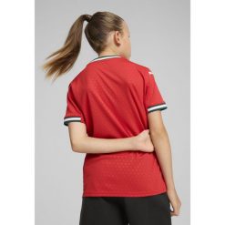 Młodzieżowa koszulka domowa Portugalia 2025 PUMA Sport Red Sugared Almond Beige. Brązowa bluzki sportowe damskie Puma, m, bez wzorów, bez ramiączek. Za 329.00 zł.