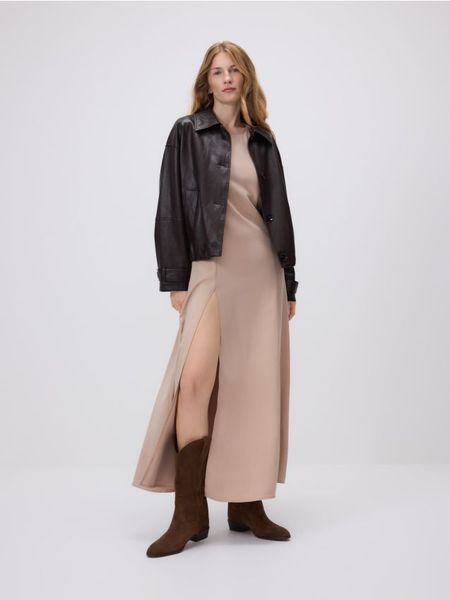 Sukienka midi z wiskozy - beżowy. Brązowe sukienki damskie Reserved, l, bez wzorów, z wiskozy, bez kołnierzyka, bez ramiączek, midi, rozkloszowane. W wyprzedaży za 45.99 zł.