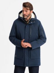 Długa męska kurtka parka z kożuszkiem – granatowa V2 OM-JALJ-0181 - L. Niebieskie kurtki męskie Ombre Clothing, l, z aplikacjami, z gumy. W wyprzedaży za 269.99 zł.