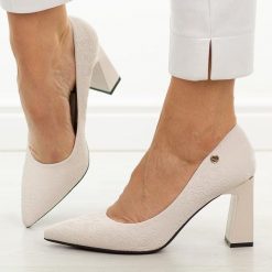 Beżowe czółenka damskie na słupku Vinceza 62281. Brązowe czółenka damskie VINCEZA, bez wzorów, ze skóry, bez obcasa, na słupku. Za 199.00 zł.