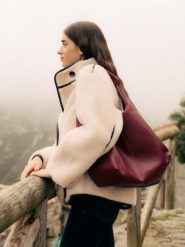 Torebka hobo - karminowy. Czerwone torebki klasyczne damskie Reserved, bez wzorów, ze skóry, bez dodatków. W wyprzedaży za 69.99 zł.