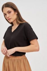 Bawełniany t-shirt z dekoltem w serek czarny. Czarne t-shirty damskie MOODO, l, bez wzorów, z bawełny, bez kołnierzyka. Za 39.99 zł.