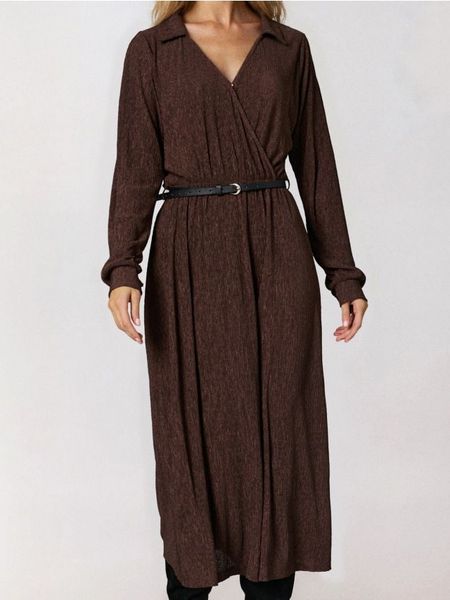 Sukienka szmizjerka maxi - brązowy. Brązowe sukienki damskie Sinsay, l, bez wzorów, bez kołnierzyka, bez ramiączek, maxi, szmizjerki. Za 59.99 zł.