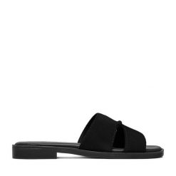 Klapki Lasocki. Czarne klapki damskie Lasocki, bez wzorów, bez obcasa. Za 139.99 zł.